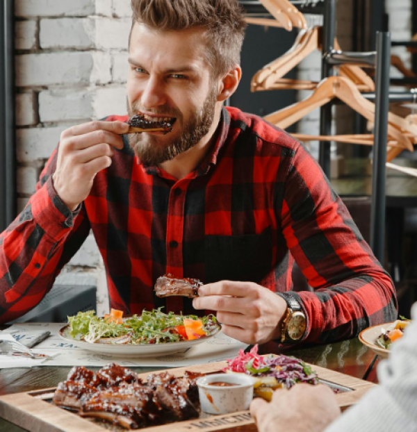 Hombre recibiendo un regalo de experiencia con opciones gastronómicas, deportivas y de escapada